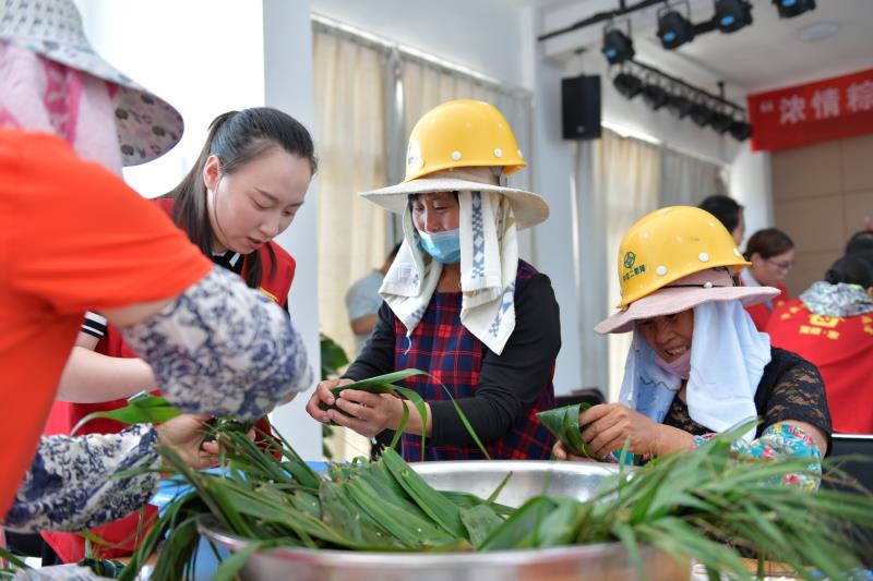 &ldquo;浓情粽意，共享温暖&rdquo;包粽子活动.jpg